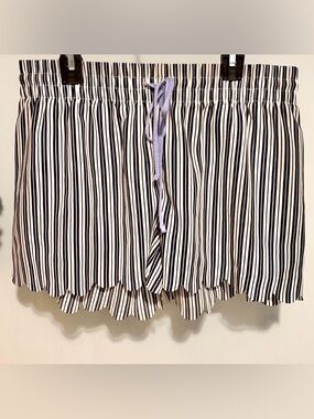 NWOT Lightweight Scalloped Shorts